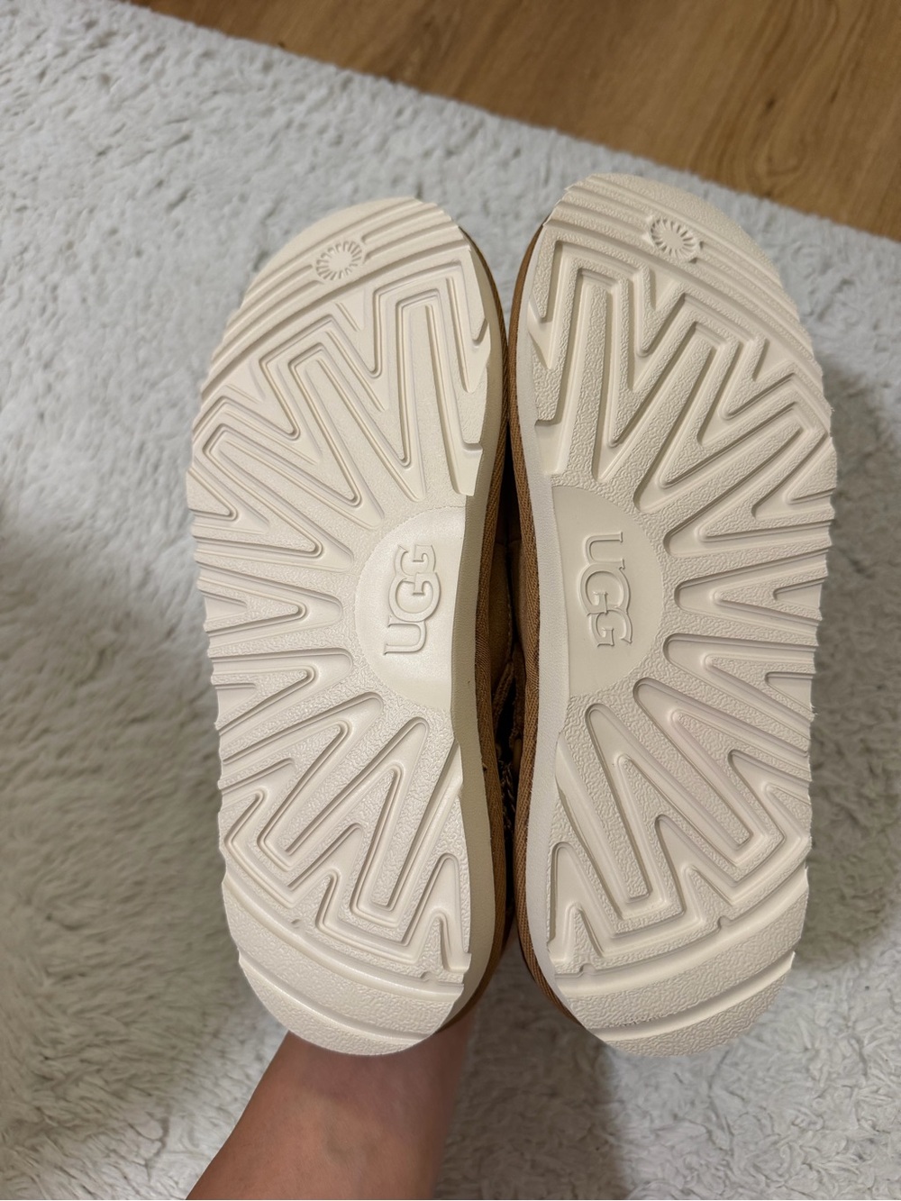UGG Goldenstar Clogs - Picture 6 of 7